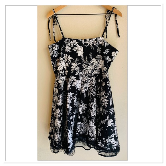 Voodoo Vixen Pin Up Dress Black White Floral Polka Dot Lace Trim Size XL - Picture 8 of 12